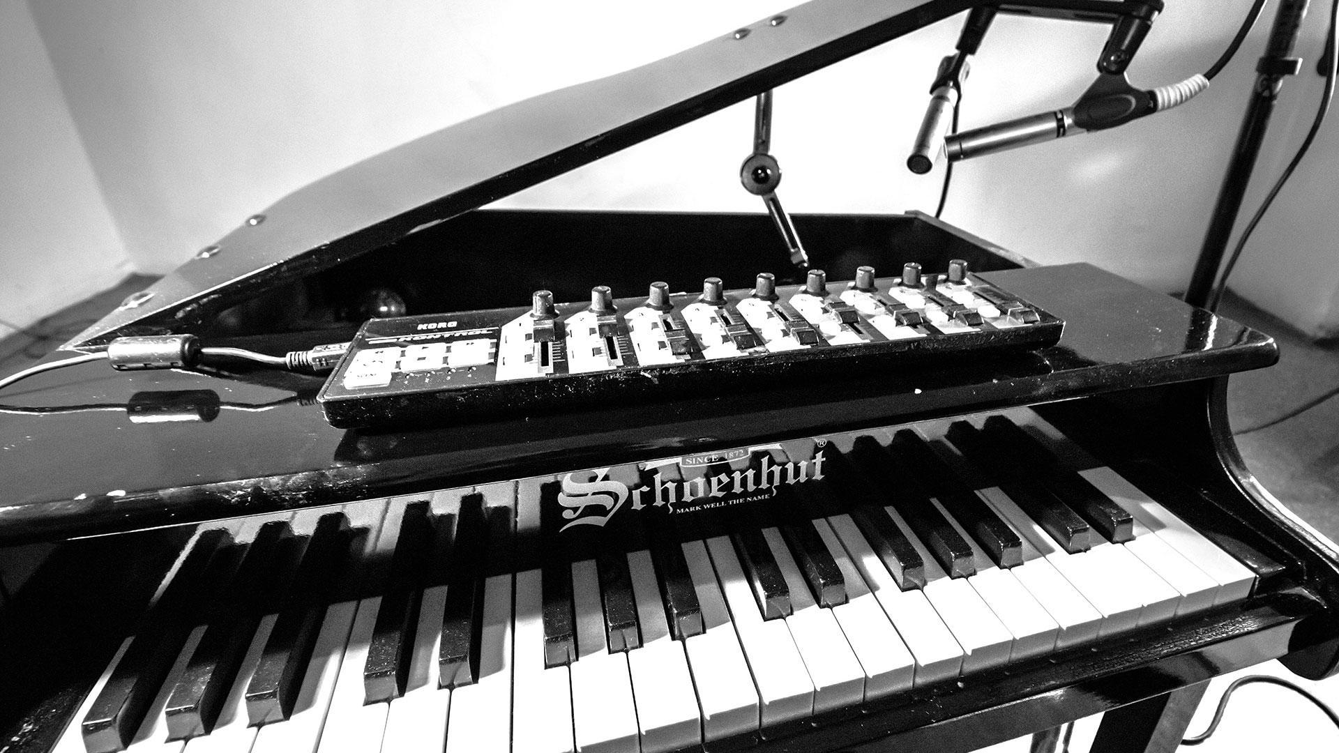 Granular Toys / toy piano & live electronics